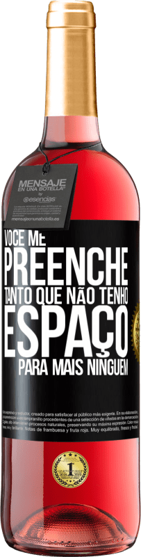 29,95 € | Vinho rosé Edição ROSÉ Você me preenche tanto que não tenho espaço para mais ninguém Etiqueta Preta. Etiqueta personalizável Vinho jovem Colheita 2025 Tempranillo