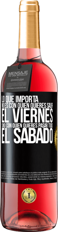 «Lo que importa no es con quién quieres salir el viernes, sino con quién quieres pasar todo el sábado» Edición ROSÉ