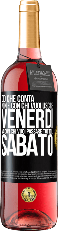 29,95 € Spedizione Gratuita | Vino rosato Edizione ROSÉ Ciò che conta non è con chi vuoi uscire venerdì, ma con chi vuoi passare tutto il sabato Etichetta Nera. Etichetta personalizzabile Vino giovane Raccogliere 2023 Tempranillo