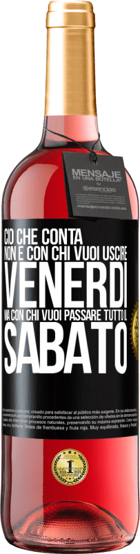 «Ciò che conta non è con chi vuoi uscire venerdì, ma con chi vuoi passare tutto il sabato» Edizione ROSÉ