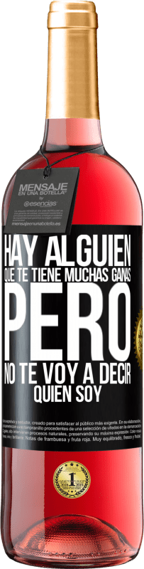 29,95 € Envío gratis | Vino Rosado Edición ROSÉ Hay alguien que te tiene muchas ganas, pero no te voy a decir quien soy Etiqueta Negra. Etiqueta personalizable Vino joven Cosecha 2025 Tempranillo