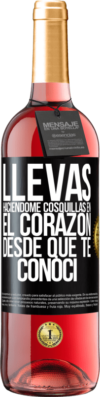 29,95 € Envío gratis | Vino Rosado Edición ROSÉ Llevas haciéndome cosquillas en el corazón desde que te conocí Etiqueta Negra. Etiqueta personalizable Vino joven Cosecha 2025 Tempranillo