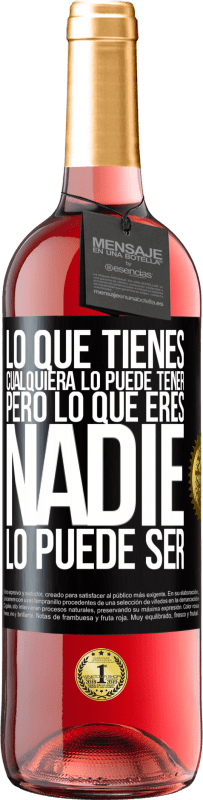 29,95 € | Vino Rosado Edición ROSÉ Lo que tienes cualquiera lo puede tener, pero lo que eres nadie lo puede ser Etiqueta Negra. Etiqueta personalizable Vino joven Cosecha 2025 Tempranillo