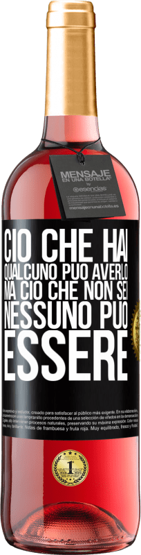 Spedizione Gratuita | Vino rosato Edizione ROSÉ Ciò che hai qualcuno può averlo, ma ciò che non sei nessuno può essere Etichetta Nera. Etichetta personalizzabile Vino giovane Raccogliere 2023 Tempranillo