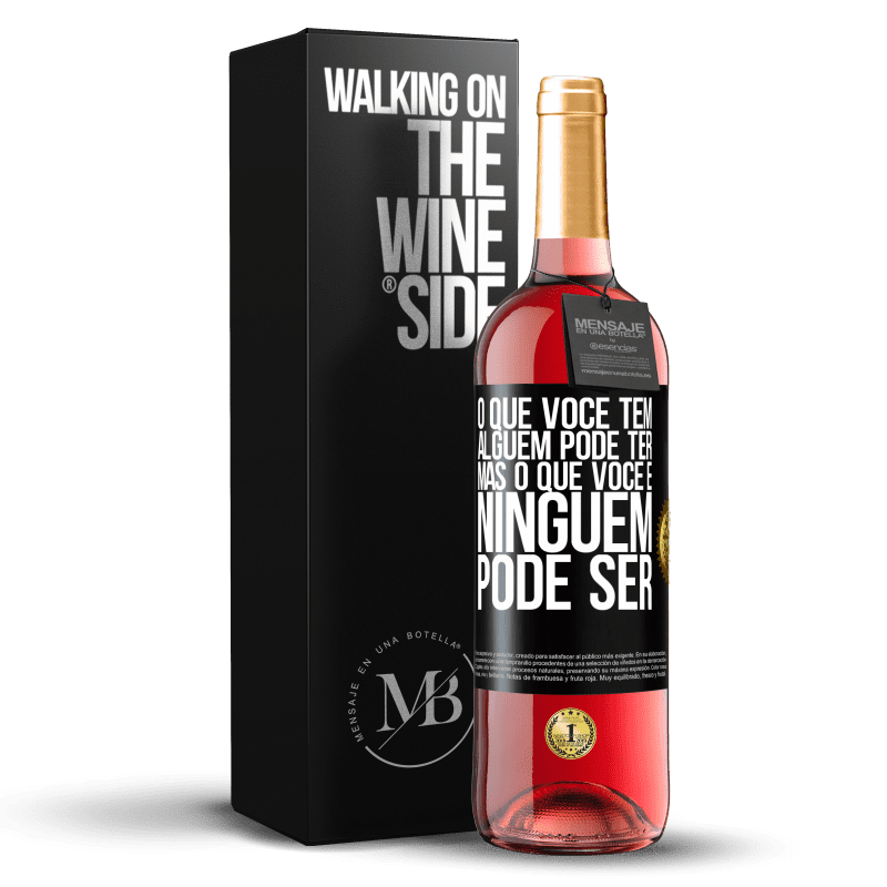 29,95 € Envio grátis | Vinho rosé Edição ROSÉ O que você tem alguém pode ter, mas o que você é ninguém pode ser Etiqueta Preta. Etiqueta personalizável Vinho jovem Colheita 2025 Tempranillo