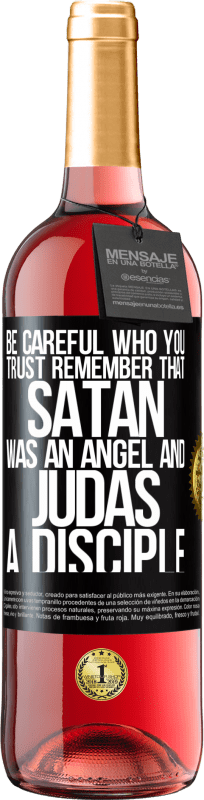 29,95 € | Rosé Wine ROSÉ Edition Be careful who you trust. Remember that Satan was an angel and Judas a disciple Black Label. Customizable label Young wine Harvest 2023 Tempranillo