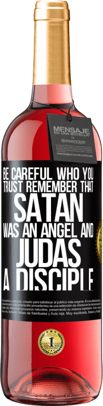 29,95 € Free Shipping | Rosé Wine ROSÉ Edition Be careful who you trust. Remember that Satan was an angel and Judas a disciple Black Label. Customizable label Young wine Harvest 2025 Tempranillo