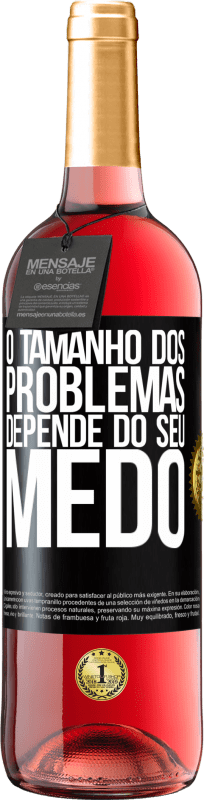 Envio grátis | Vinho rosé Edição ROSÉ O tamanho dos problemas depende do seu medo Etiqueta Preta. Etiqueta personalizável Vinho jovem Colheita 2023 Tempranillo