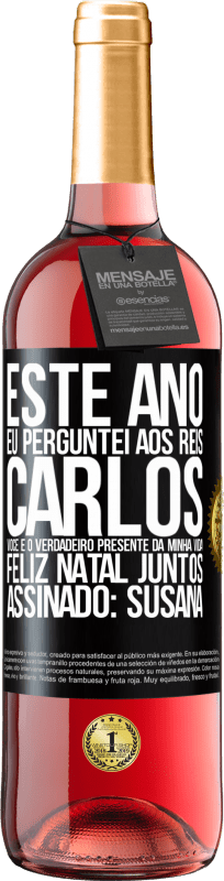 29,95 € Envio grátis | Vinho rosé Edição ROSÉ Este ano eu perguntei aos reis. Carlos, você é o verdadeiro presente da minha vida. Feliz Natal juntos. Assinado: Susana Etiqueta Preta. Etiqueta personalizável Vinho jovem Colheita 2024 Tempranillo