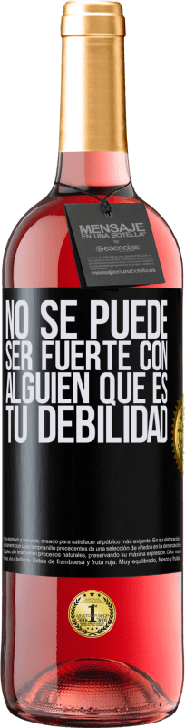 29,95 € Envío gratis | Vino Rosado Edición ROSÉ No se puede ser fuerte con alguien que es tu debilidad Etiqueta Negra. Etiqueta personalizable Vino joven Cosecha 2025 Tempranillo