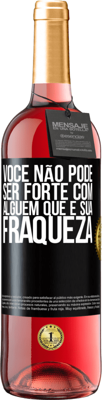 29,95 € Envio grátis | Vinho rosé Edição ROSÉ Você não pode ser forte com alguém que é sua fraqueza Etiqueta Preta. Etiqueta personalizável Vinho jovem Colheita 2024 Tempranillo