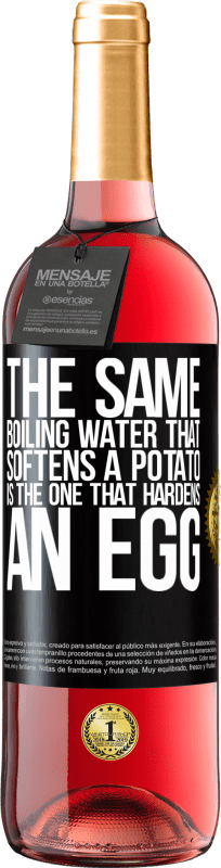 29,95 € 送料無料 | ロゼワイン ROSÉエディション ジャガイモを柔らかくする同じ沸騰水は、卵を硬化させるものです ブラックラベル. カスタマイズ可能なラベル 若いワイン 収穫 2025 Tempranillo