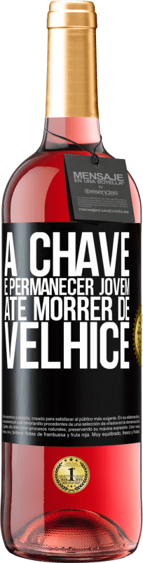 Envio grátis | Vinho rosé Edição ROSÉ A chave é permanecer jovem até morrer de velhice Etiqueta Preta. Etiqueta personalizável Vinho jovem Colheita 2023 Tempranillo