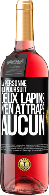 29,95 € | Vin rosé Édition ROSÉ La personne qui poursuit deux lapins n'en attrape aucun Étiquette Noire. Étiquette personnalisable Vin jeune Récolte 2024 Tempranillo