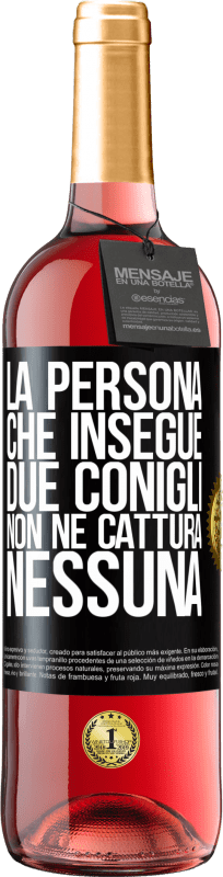 29,95 € Spedizione Gratuita | Vino rosato Edizione ROSÉ La persona che insegue due conigli non ne cattura nessuna Etichetta Nera. Etichetta personalizzabile Vino giovane Raccogliere 2025 Tempranillo