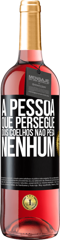 29,95 € Envio grátis | Vinho rosé Edição ROSÉ A pessoa que persegue dois coelhos não pega nenhum Etiqueta Preta. Etiqueta personalizável Vinho jovem Colheita 2023 Tempranillo