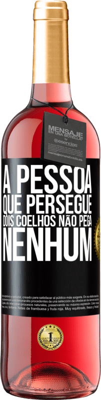 29,95 € Envio grátis | Vinho rosé Edição ROSÉ A pessoa que persegue dois coelhos não pega nenhum Etiqueta Preta. Etiqueta personalizável Vinho jovem Colheita 2025 Tempranillo