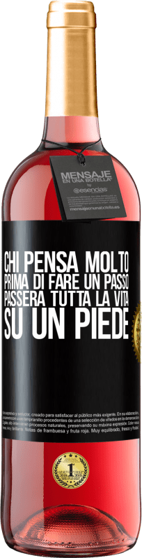 29,95 € | Vino rosato Edizione ROSÉ Chi pensa molto prima di fare un passo, passerà tutta la vita su un piede Etichetta Nera. Etichetta personalizzabile Vino giovane Raccogliere 2024 Tempranillo