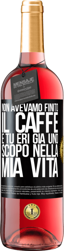 29,95 € Spedizione Gratuita | Vino rosato Edizione ROSÉ Non avevamo finito il caffè e tu eri già uno scopo nella mia vita Etichetta Nera. Etichetta personalizzabile Vino giovane Raccogliere 2023 Tempranillo