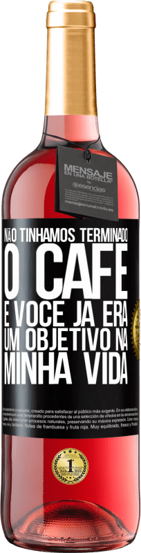 29,95 € | Vinho rosé Edição ROSÉ Não tínhamos terminado o café e você já era um objetivo na minha vida Etiqueta Preta. Etiqueta personalizável Vinho jovem Colheita 2023 Tempranillo