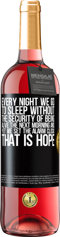 29,95 € 送料無料 | ロゼワイン ROSÉエディション 私たちは毎晩、翌朝生きているという安心感なしに眠りにつくが、それでも目覚まし時計をセットしている。それは希望です ブラックラベル. カスタマイズ可能なラベル 若いワイン 収穫 2023 Tempranillo