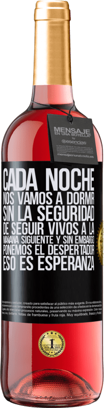 29,95 € | Vino Rosado Edición ROSÉ Cada noche nos vamos a dormir sin la seguridad de seguir vivos a la mañana siguiente y, sin embargo, ponemos el despertador Etiqueta Negra. Etiqueta personalizable Vino joven Cosecha 2025 Tempranillo