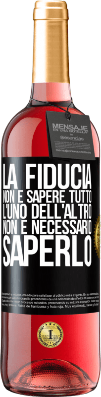 29,95 € Spedizione Gratuita | Vino rosato Edizione ROSÉ La fiducia non è sapere tutto l'uno dell'altro. Non è necessario saperlo Etichetta Nera. Etichetta personalizzabile Vino giovane Raccogliere 2025 Tempranillo