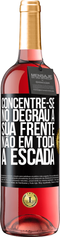 29,95 € | Vinho rosé Edição ROSÉ Concentre-se no degrau à sua frente, não em toda a escada Etiqueta Preta. Etiqueta personalizável Vinho jovem Colheita 2024 Tempranillo