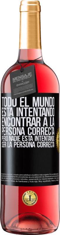 Envío gratis | Vino Rosado Edición ROSÉ Todo el mundo está intentando encontrar a la persona correcta. Pero nadie está intentando ser la persona correcta Etiqueta Negra. Etiqueta personalizable Vino joven Cosecha 2023 Tempranillo