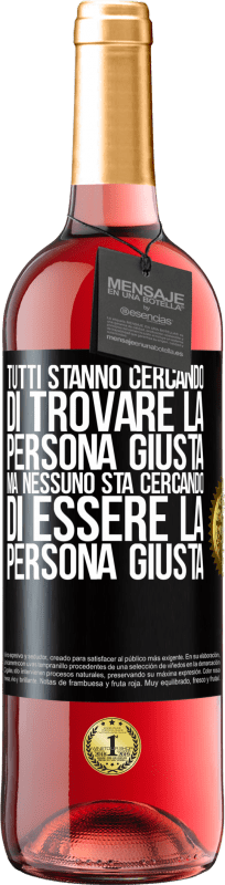 29,95 € | Vino rosato Edizione ROSÉ Tutti stanno cercando di trovare la persona giusta. Ma nessuno sta cercando di essere la persona giusta Etichetta Nera. Etichetta personalizzabile Vino giovane Raccogliere 2024 Tempranillo