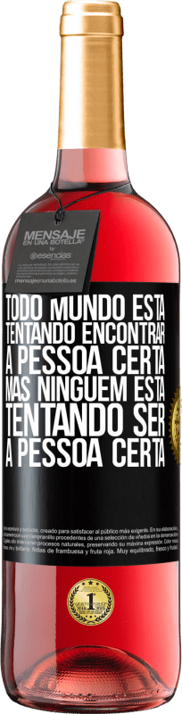 Envio grátis | Vinho rosé Edição ROSÉ Todo mundo está tentando encontrar a pessoa certa. Mas ninguém está tentando ser a pessoa certa Etiqueta Preta. Etiqueta personalizável Vinho jovem Colheita 2023 Tempranillo