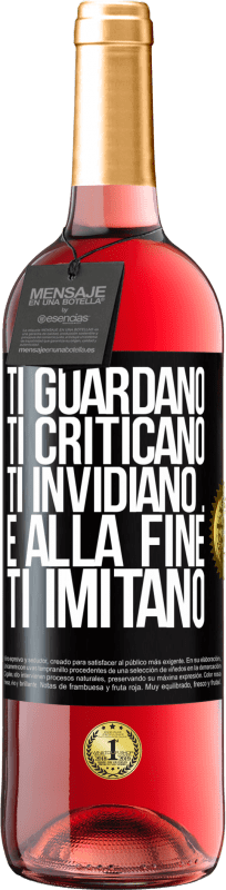 29,95 € Spedizione Gratuita | Vino rosato Edizione ROSÉ Ti guardano, ti criticano, ti invidiano ... e alla fine ti imitano Etichetta Nera. Etichetta personalizzabile Vino giovane Raccogliere 2025 Tempranillo