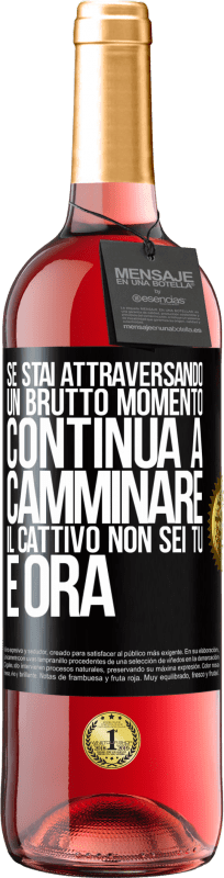 29,95 € Spedizione Gratuita | Vino rosato Edizione ROSÉ Se stai attraversando un brutto momento, continua a camminare. Il cattivo non sei tu, è ora Etichetta Nera. Etichetta personalizzabile Vino giovane Raccogliere 2025 Tempranillo