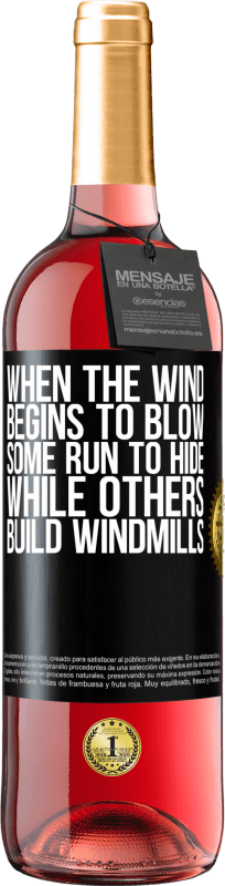 29,95 € 送料無料 | ロゼワイン ROSÉエディション 風が吹くと、隠れようとする人もいれば、風車を作る人もいます ブラックラベル. カスタマイズ可能なラベル 若いワイン 収穫 2023 Tempranillo