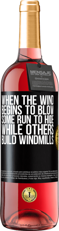 29,95 € | Rosé Wine ROSÉ Edition When the wind begins to blow, some run to hide, while others build windmills Black Label. Customizable label Young wine Harvest 2024 Tempranillo