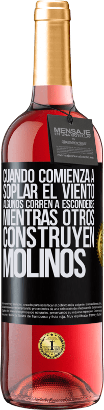 29,95 € | Vino Rosado Edición ROSÉ Cuando comienza a soplar el viento, algunos corren a esconderse, mientras otros construyen molinos Etiqueta Negra. Etiqueta personalizable Vino joven Cosecha 2024 Tempranillo