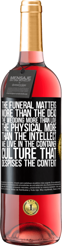 «葬式は死者よりも重要であり、結婚式は愛よりも、肉体は知性よりも重要です。私たちはコンテンツを軽deするコンテナ文化に住んでいます» ROSÉエディション