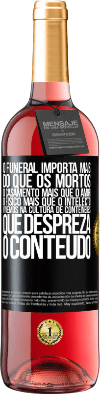 Envio grátis | Vinho rosé Edição ROSÉ O funeral importa mais do que os mortos, o casamento mais que o amor, o físico mais que o intelecto. Vivemos na cultura de Etiqueta Preta. Etiqueta personalizável Vinho jovem Colheita 2023 Tempranillo