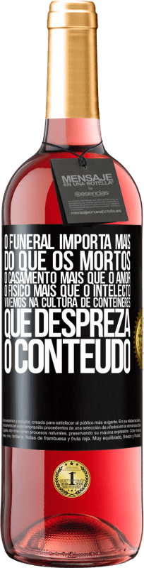 29,95 € | Vinho rosé Edição ROSÉ O funeral importa mais do que os mortos, o casamento mais que o amor, o físico mais que o intelecto. Vivemos na cultura de Etiqueta Preta. Etiqueta personalizável Vinho jovem Colheita 2025 Tempranillo