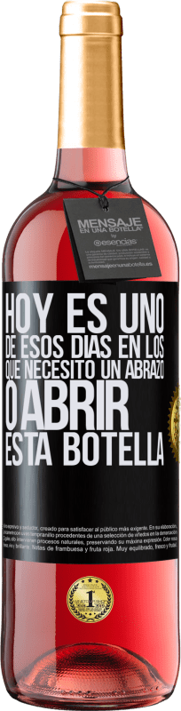 29,95 € Envío gratis | Vino Rosado Edición ROSÉ Hoy es uno de esos días en los que necesito un abrazo, o abrir esta botella Etiqueta Negra. Etiqueta personalizable Vino joven Cosecha 2023 Tempranillo