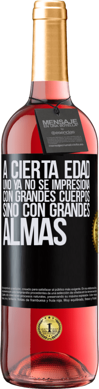 29,95 € Envío gratis | Vino Rosado Edición ROSÉ A cierta edad uno ya no se impresiona con grandes cuerpos, sino con grandes almas Etiqueta Negra. Etiqueta personalizable Vino joven Cosecha 2024 Tempranillo