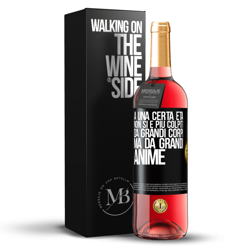 29,95 € Spedizione Gratuita | Vino rosato Edizione ROSÉ A una certa età non si è più colpiti da grandi corpi, ma da grandi anime Etichetta Nera. Etichetta personalizzabile Vino giovane Raccogliere 2025 Tempranillo