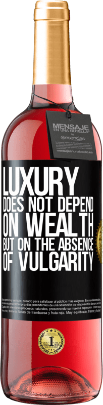 «贅沢は富に依存するのではなく、下品さの欠如に依存する» ROSÉエディション