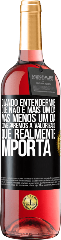 29,95 € | Vinho rosé Edição ROSÉ Quando entendermos que não é mais um dia, mas menos um dia, começaremos a valorizar o que realmente importa Etiqueta Preta. Etiqueta personalizável Vinho jovem Colheita 2024 Tempranillo