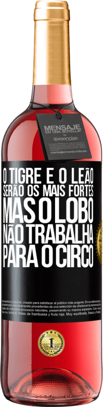 29,95 € | Vinho rosé Edição ROSÉ O tigre e o leão serão os mais fortes, mas o lobo não trabalha para o circo Etiqueta Preta. Etiqueta personalizável Vinho jovem Colheita 2024 Tempranillo