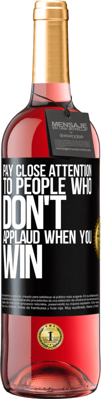 29,95 € | Розовое вино Издание ROSÉ Обратите особое внимание на людей, которые не аплодируют, когда вы выигрываете Черная метка. Настраиваемая этикетка Молодое вино Урожай 2023 Tempranillo