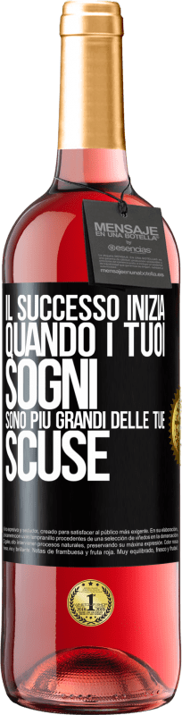 29,95 € Spedizione Gratuita | Vino rosato Edizione ROSÉ Il successo inizia quando i tuoi sogni sono più grandi delle tue scuse Etichetta Nera. Etichetta personalizzabile Vino giovane Raccogliere 2024 Tempranillo