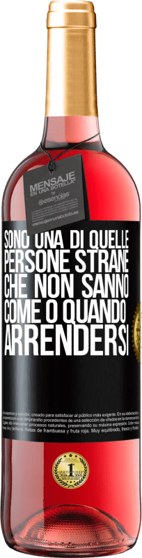 29,95 € | Vino rosato Edizione ROSÉ Sono una di quelle persone strane che non sanno come o quando arrendersi Etichetta Nera. Etichetta personalizzabile Vino giovane Raccogliere 2024 Tempranillo