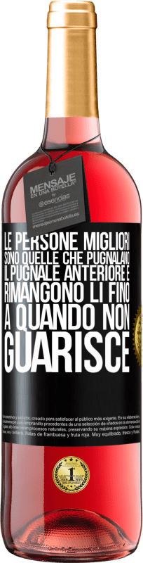 29,95 € | Vino rosato Edizione ROSÉ Le persone migliori sono quelle che pugnalano il pugnale anteriore e rimangono lì fino a quando non guarisce Etichetta Nera. Etichetta personalizzabile Vino giovane Raccogliere 2025 Tempranillo