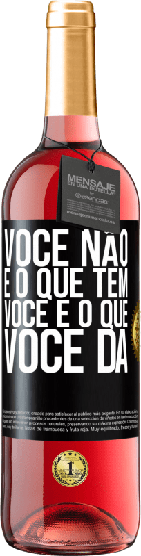 Envio grátis | Vinho rosé Edição ROSÉ Você não é o que tem. Você é o que você dá Etiqueta Preta. Etiqueta personalizável Vinho jovem Colheita 2023 Tempranillo